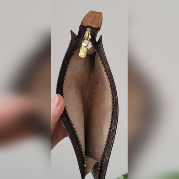 100% Authentic Louis Vuitton Monogram Pouch - Picture 10 of 12